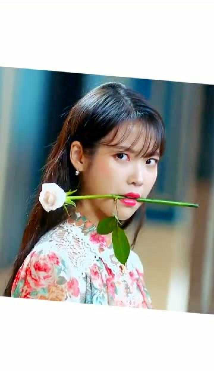 那些年iu李知恩嘴巴咬过过多的花花同样是叼花差别怎么那么大