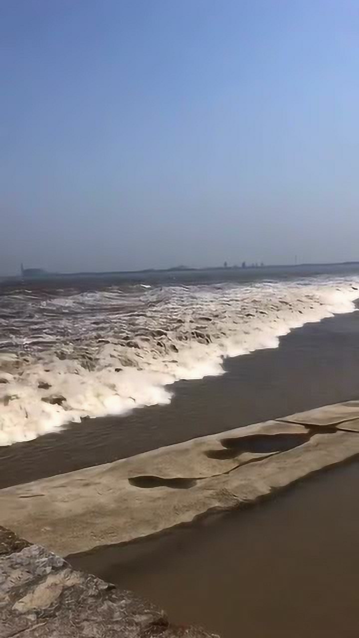 实拍钱塘江大潮这一幕真是太壮观了我瞬间被震撼到了