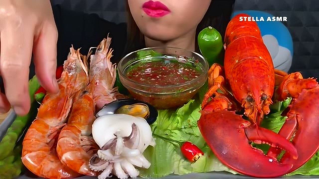 吃播:小姐姐吃海鲜,配上酱,味道美极了