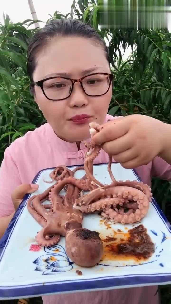 美女户外吃八爪鱼上来直接就爆头馋得我口水都流下来了