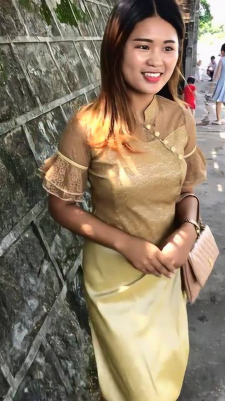 缅甸的小姐姐真漂亮走路优雅大方我都想把她娶回家