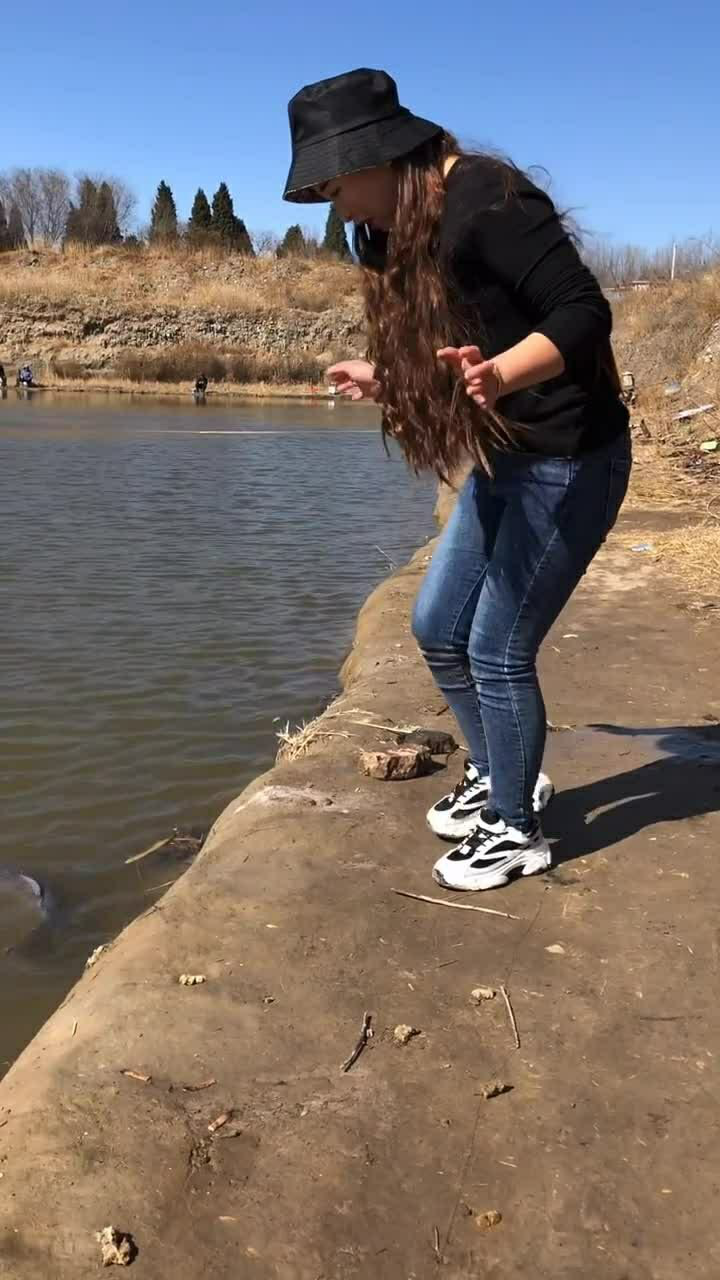 这个女人竟然来河边抓鱼了,只是没有抓到!
