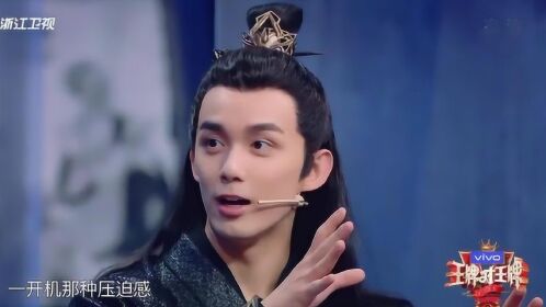 吴磊吐槽关晓彤拍戏"不按套路出牌的细节",关晓彤一旁抿嘴偷乐