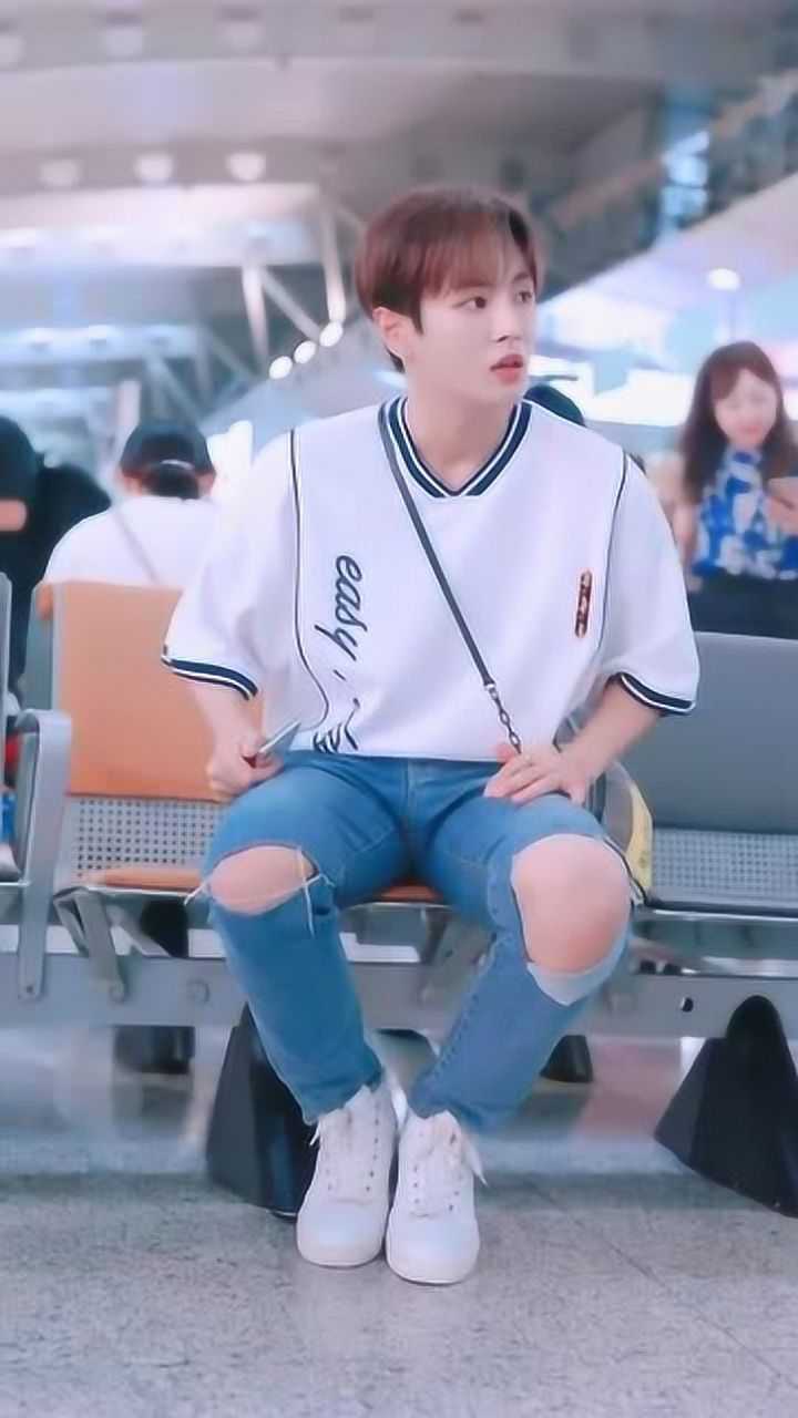 李汶翰现身机场,近看感觉眼睛和范丞丞好像,网友有点可爱