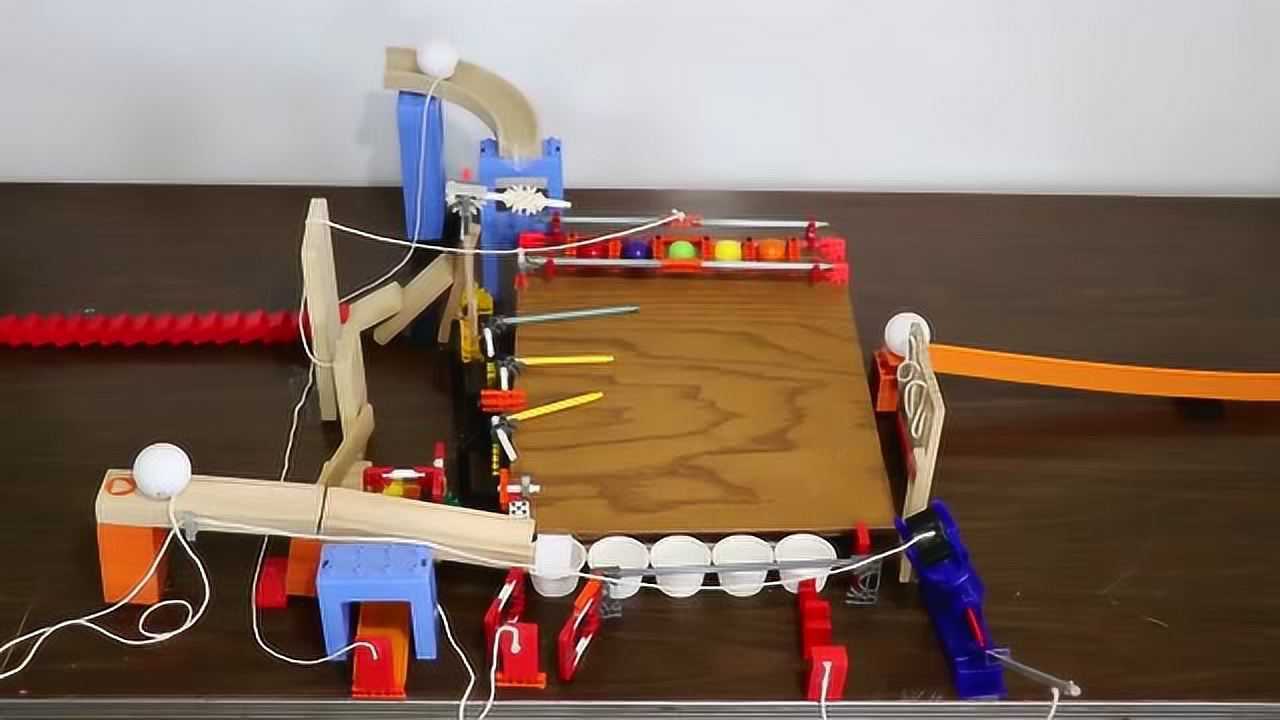 弹珠连锁反应装置机关很复杂环环相扣停不下来