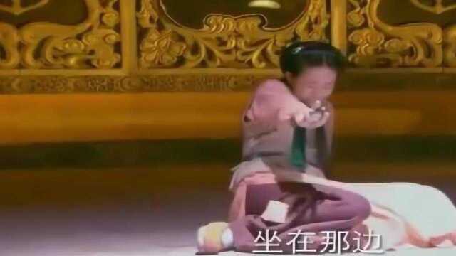 两只饥饿的狼想吃女子,女子说了一句话,狼就乖乖的坐下了!