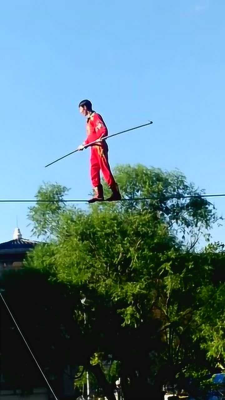 新疆维吾尔族传统民间杂技表演高空走钢丝竟然没有任何安全措施