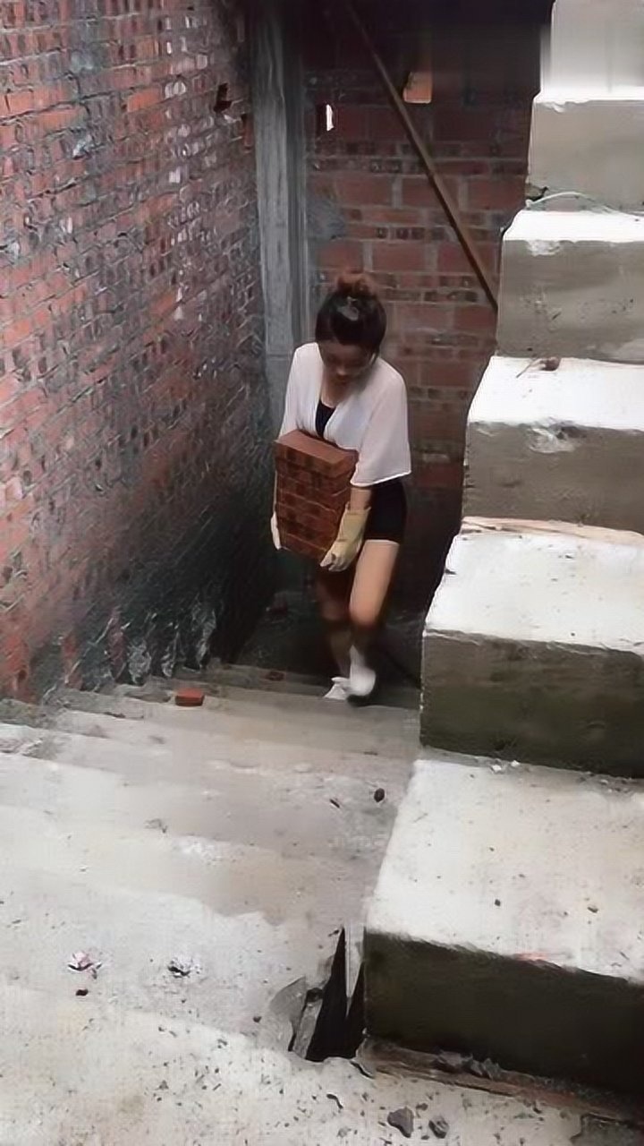 女人搬砖的照片(女人搬砖有多累)