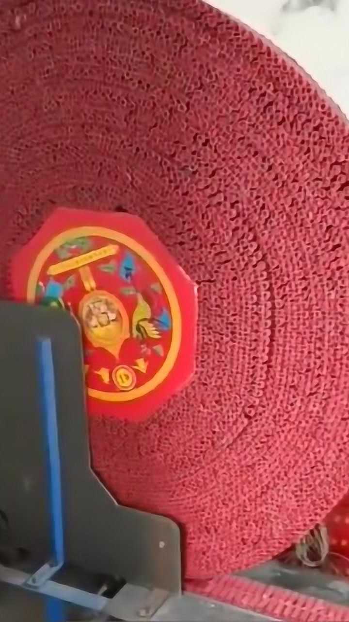 大型鞭炮制作现场就这样一直缠绕十万响就做好了