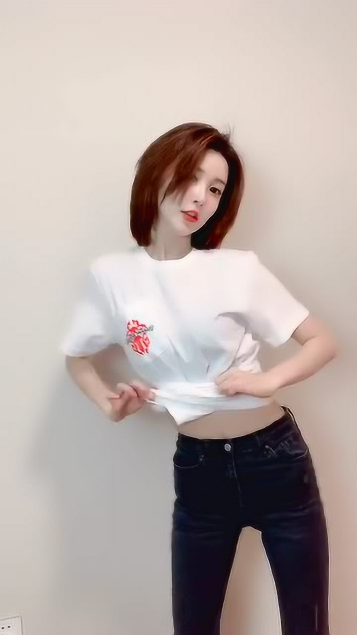 美女撩衣服的动作好熟练