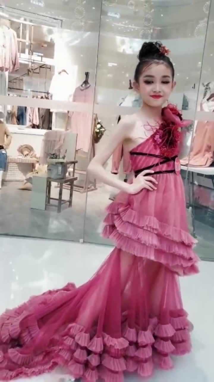 宋小睿不愧是优秀的童模走秀范说来就来我真是服了