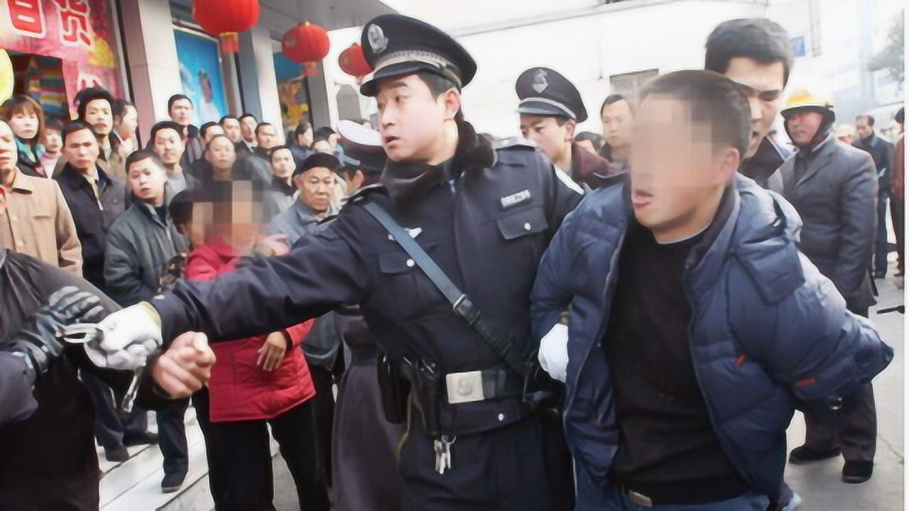 破获24年前柏园村灭门命案案犯戴手铐脚镣指认现场曝光