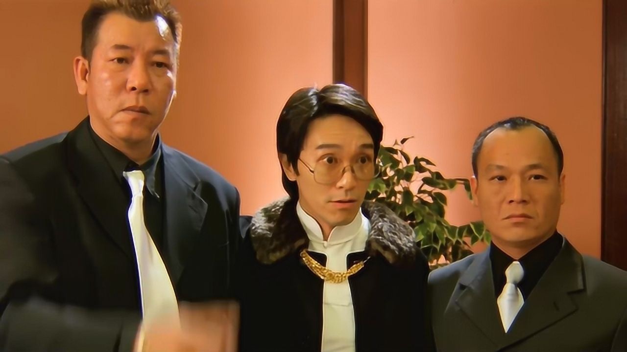 千王之王2000星爷一出场就成为焦点小伙跟他比牌结果输惨了