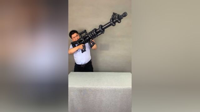 一米多长的重型机关枪,气球叔叔吹得像不像?