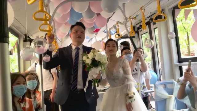 成都疫情期首台公交婚车上路,新郎2200元租520路:浪漫环保