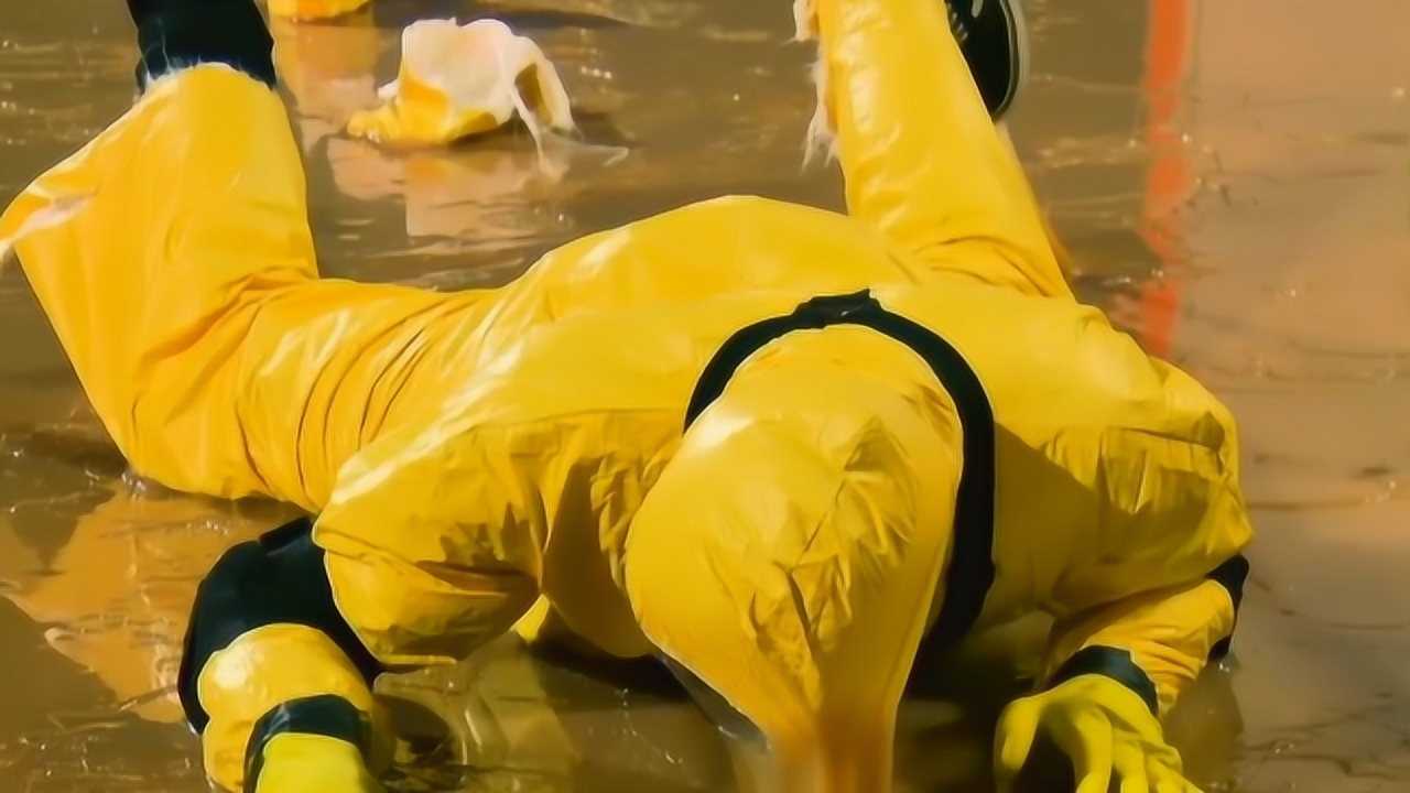 美女组队挑战最强胶水踩上去的一瞬间看你怎么善后