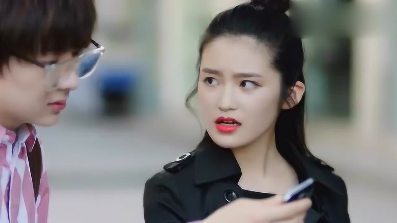 小伙不听话,美女大街上就直接揪耳朵,小伙立马怂了_高清1080p在线观看