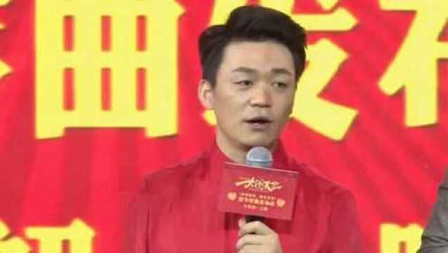 王宝强近照曝光皮肤黝黑斜刘海抢镜 与警察合照遭调侃