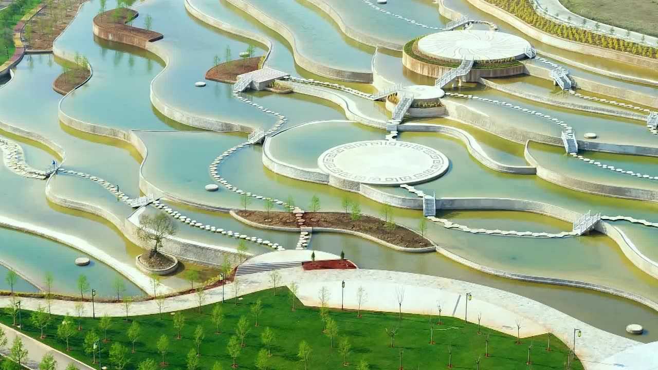 弥勒:佛影"五彩云池"