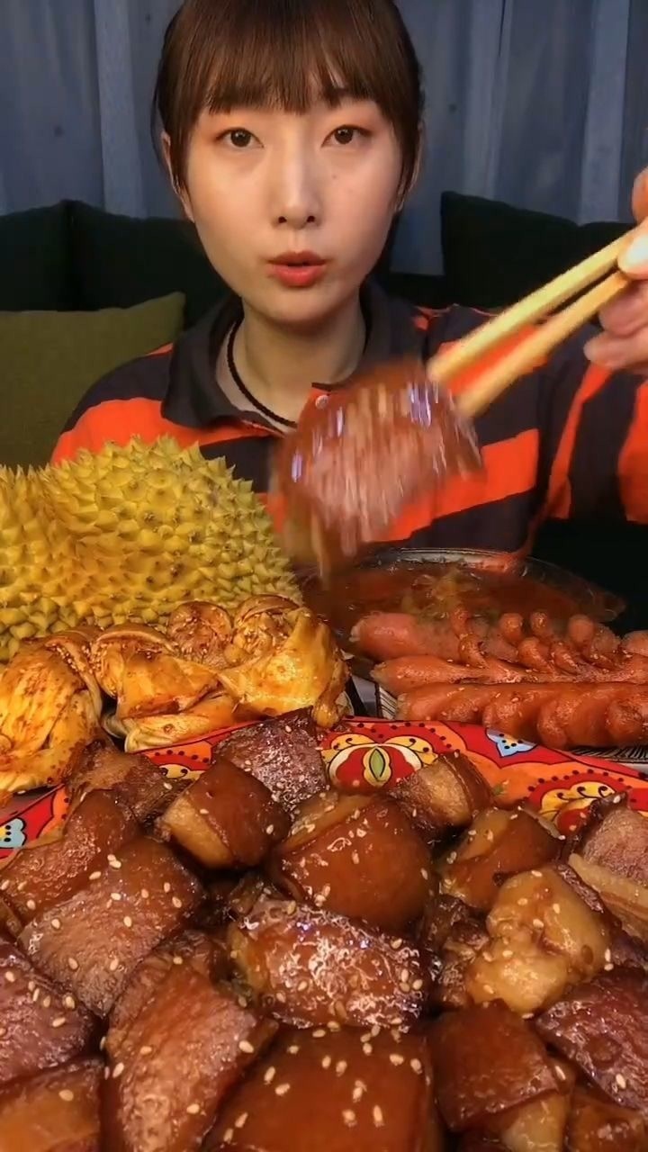 美女每顿饭都要吃一桌子肉,居然还很瘦,太不可思议了