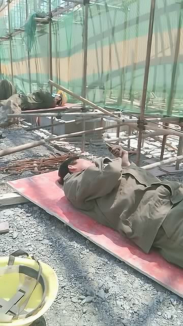 夏天工地上的农民工为了能睡会午觉丝毫不在乎环境