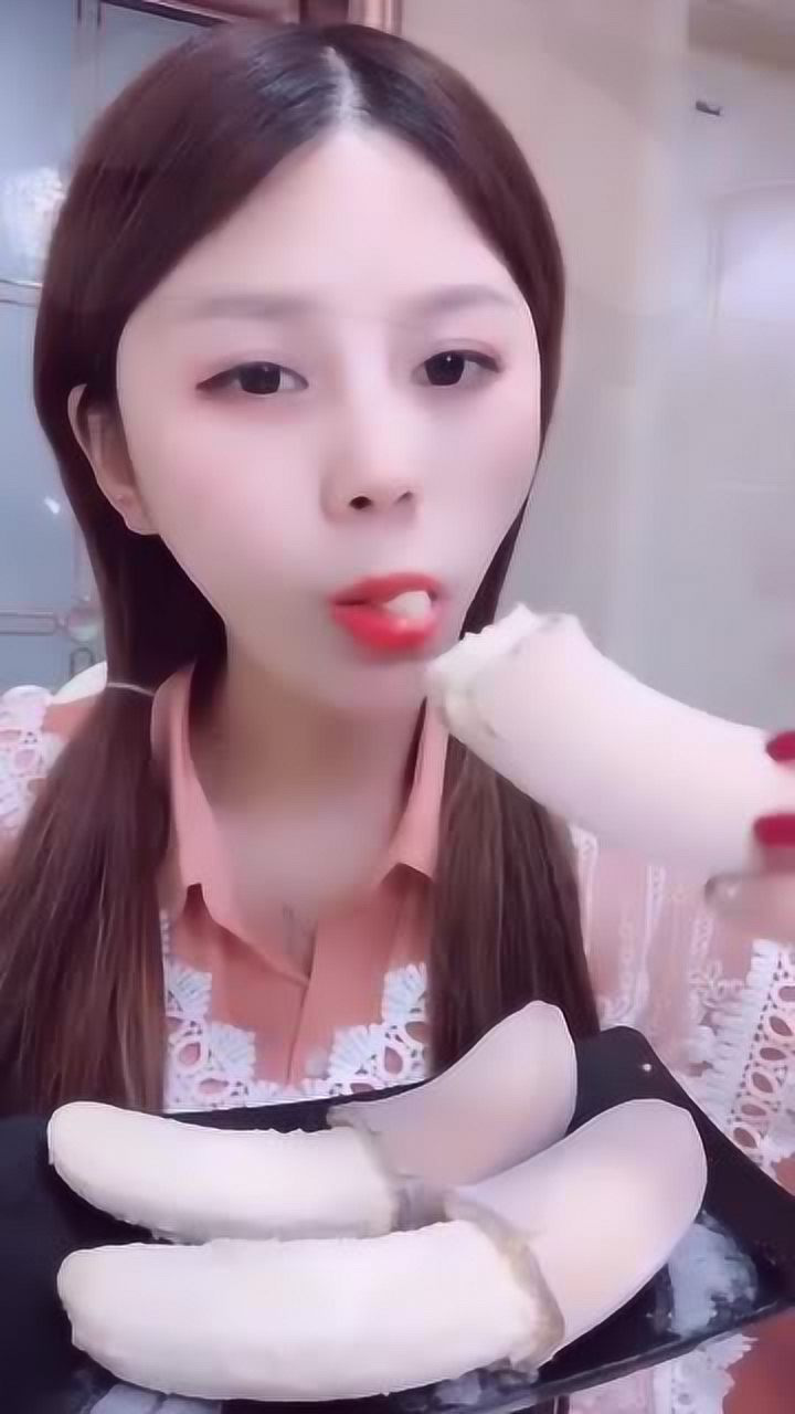 吃冰小姐姐直播吃冻香蕉,竟然连皮都啃了,网友猴子都不吃皮
