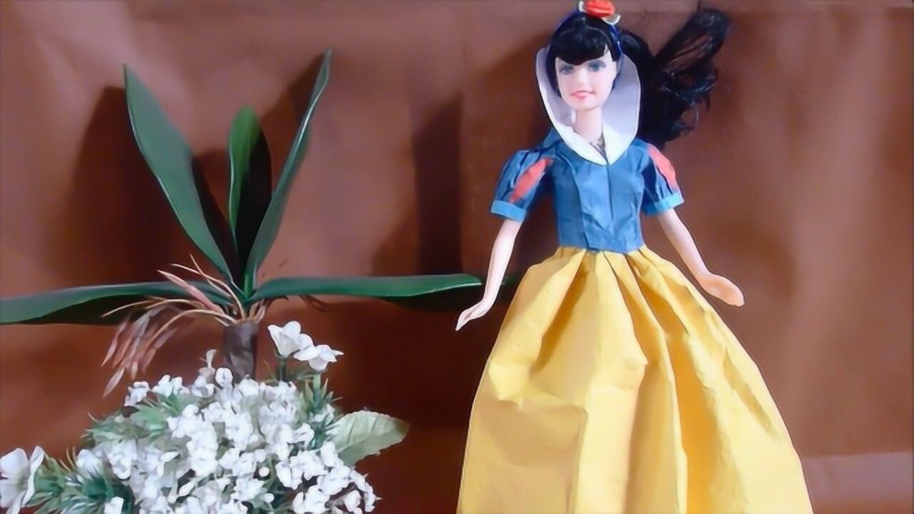 迷你娃衣diy:原来用纸就能给芭比娃娃做白雪公主礼服,好看!