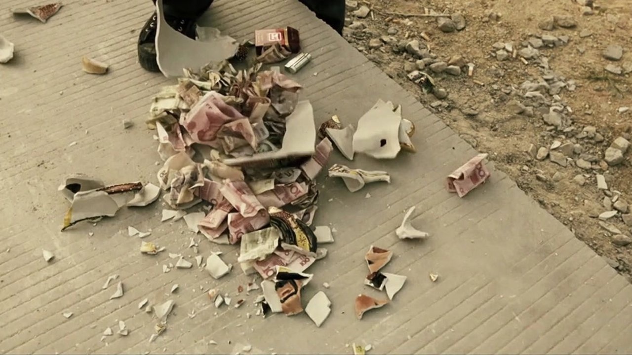 耿浩在大马路砸存钱罐,钱到处飞,捡都捡不赢