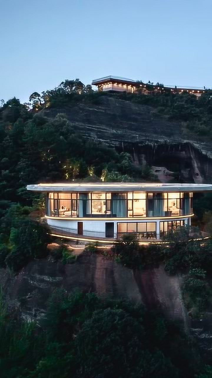 山顶上的别墅你敢住吗上山下山都很麻烦