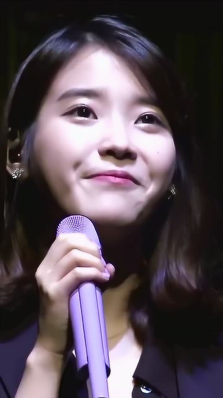 听说紫色是iu李知恩的幸运色所以她最喜欢紫色的话筒