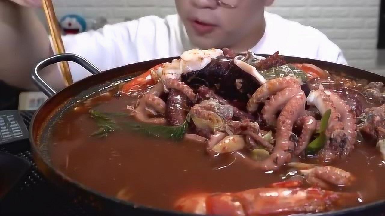 韩国吃播眼镜哥changbae海鲜大乱炖看这牙吃饭真的毫不费力!