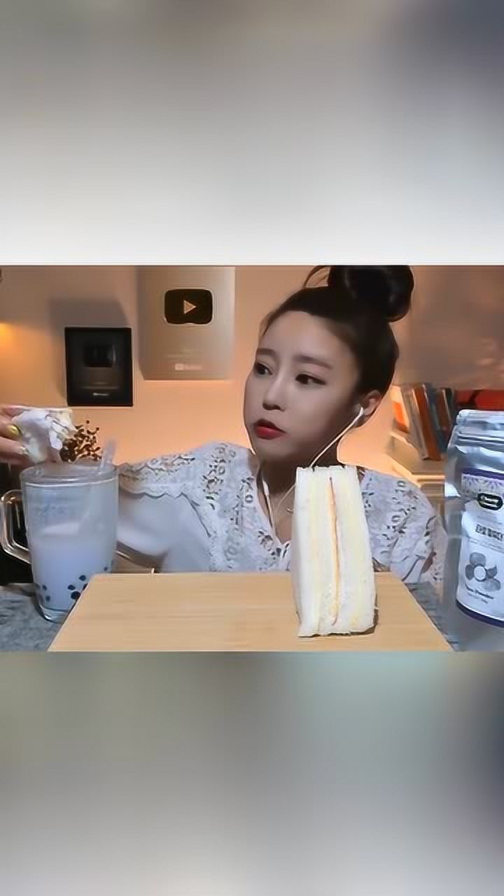 韩国吃播大胃王多萝西吃三明治配奶茶当早餐姐姐连早餐都这么精致