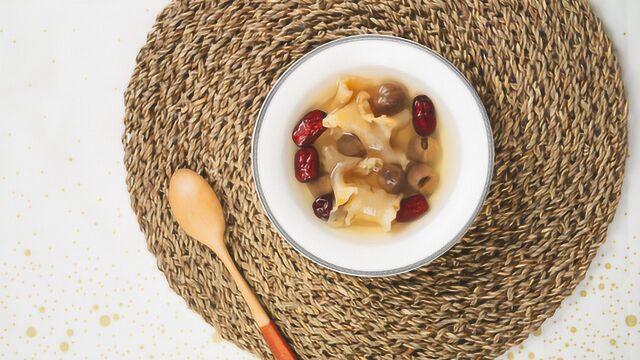 大家熟悉的滋补美食,香甜可口的桂圆枣汁炖花胶