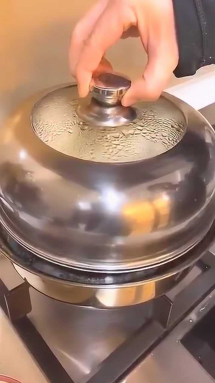 高手蒸馒头!全都粘在锅盖上了!透过盖上玻璃应该可以看得见!
