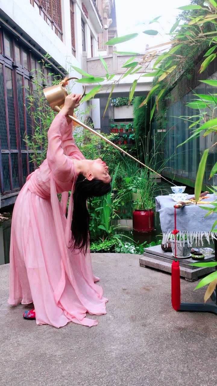 长嘴壶下腰倒茶你知道得练多少年啊