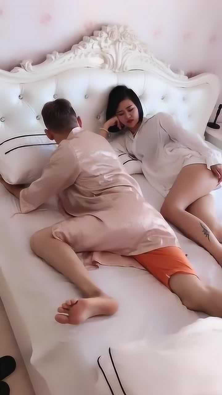 老公趁老婆睡觉的时候竟然干这事接下来一幕笑得我肚子疼