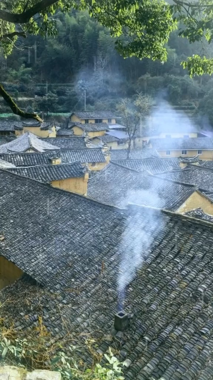 屋檐洒雨滴,炊烟袅袅起