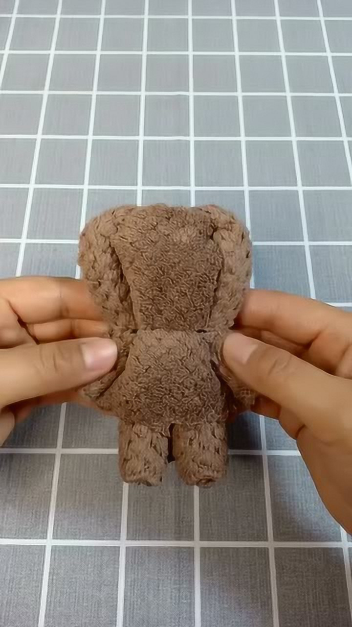 教你用一条毛巾折一只小熊