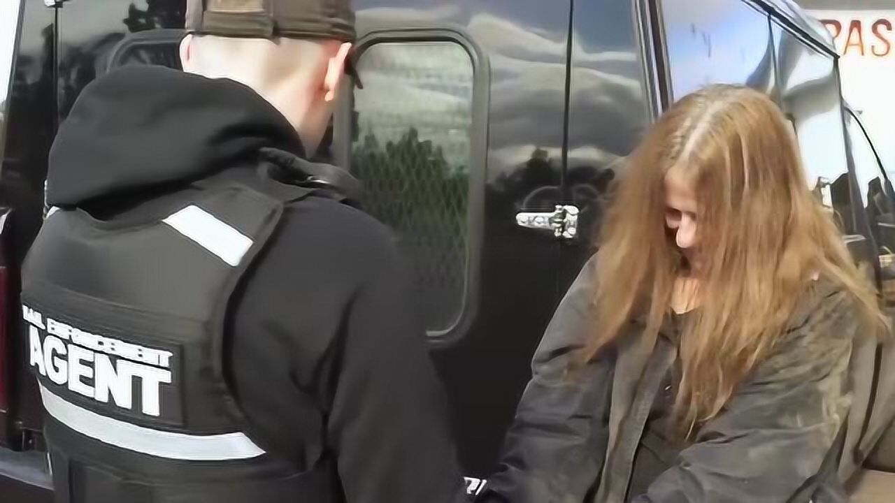 美国赏金猎人办案现场女子被逮捕后反应让人大开眼界