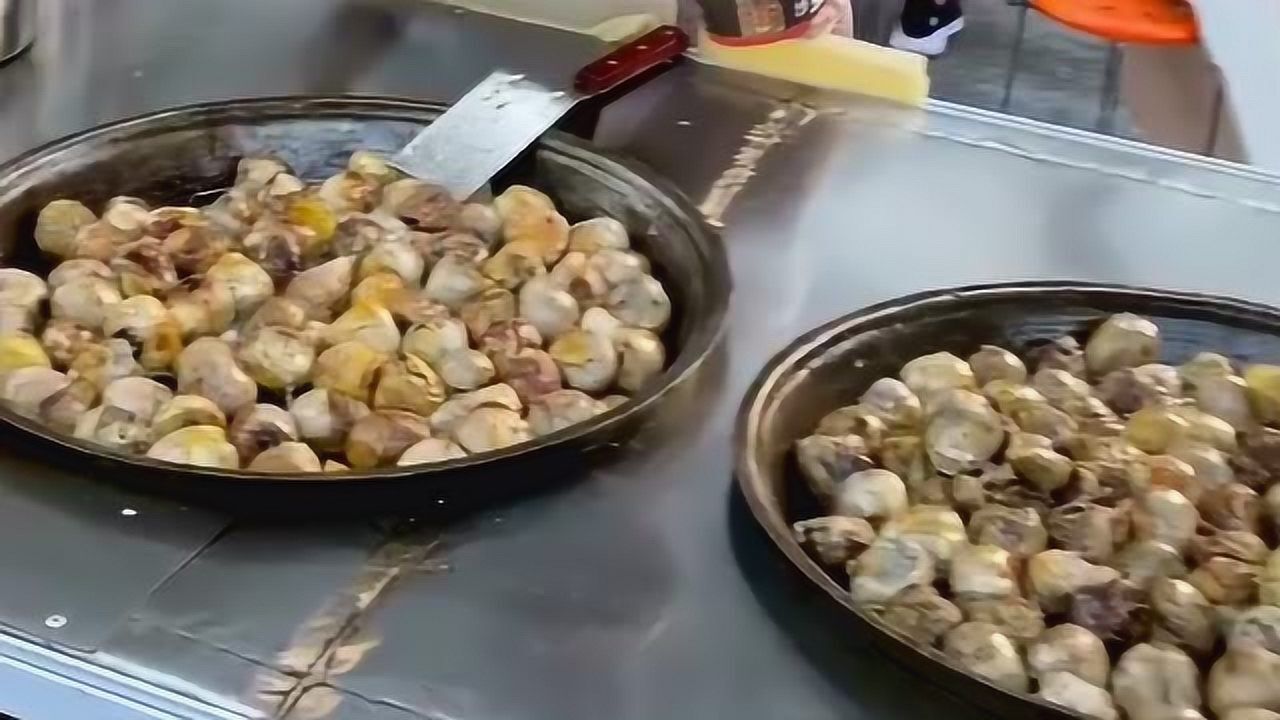 街头特色香煎毛蛋在书店街夜市上碰到的这种煎毛蛋还真没有吃过