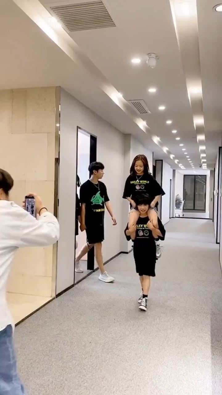 还记得你上次这样骑脖子是什么时候吗？_高清