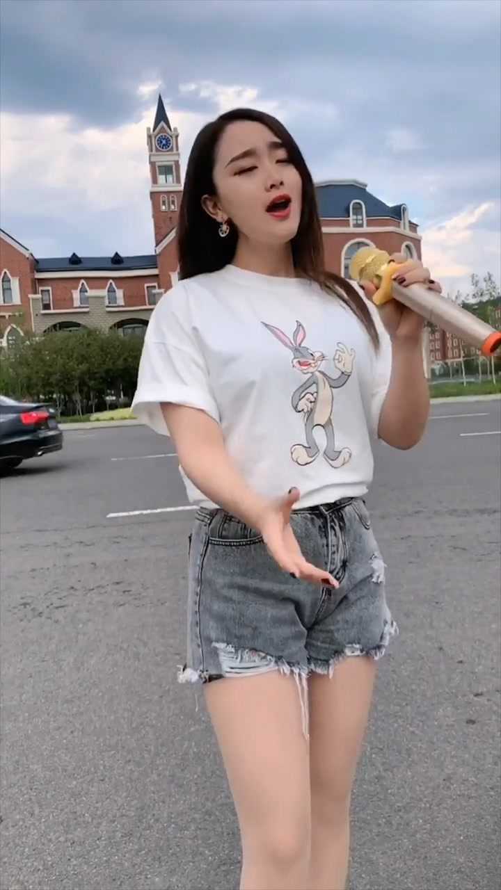 小姐姐街头唱歌,听听唱的很好听