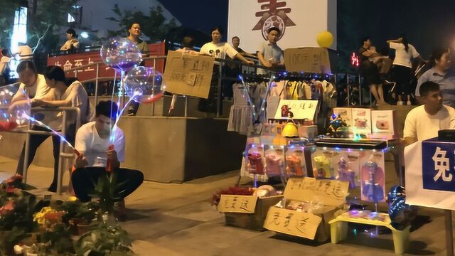 六安:路边摊美食飘香,广场夜市热闹非凡