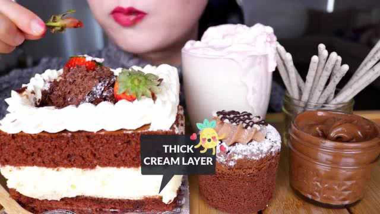 韩国吃播美女吃草莓奶油巧克力蛋糕大口大口吃真过瘾