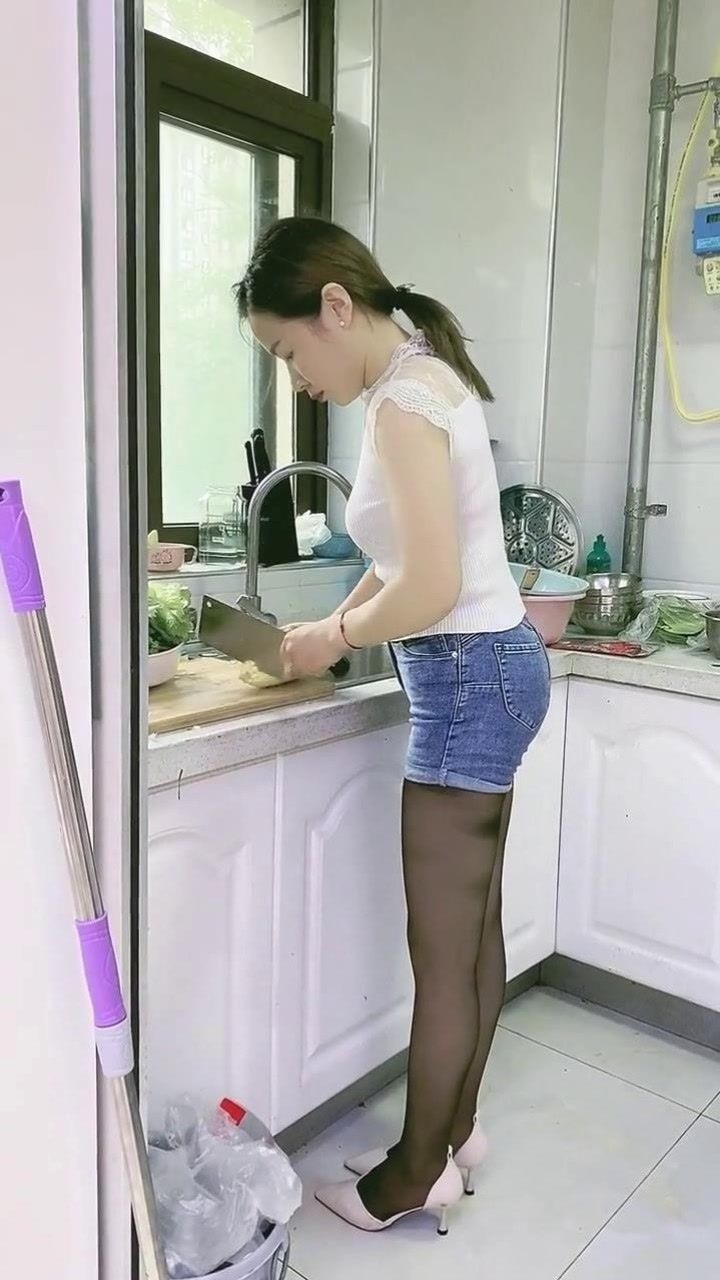 辣妈在家做饭也要打扮精致高跟鞋黑丝更是要释放自身魅力