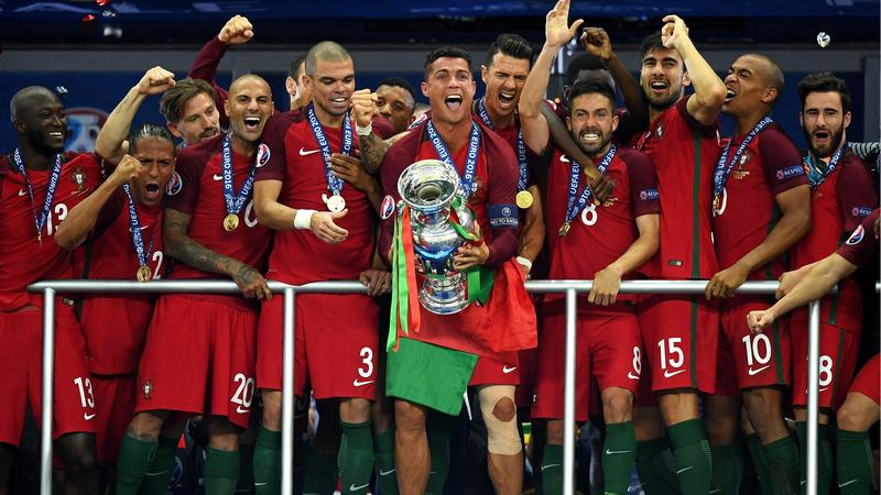 回顾16年欧洲杯决赛 c罗伤退葡萄牙首登欧洲之巅