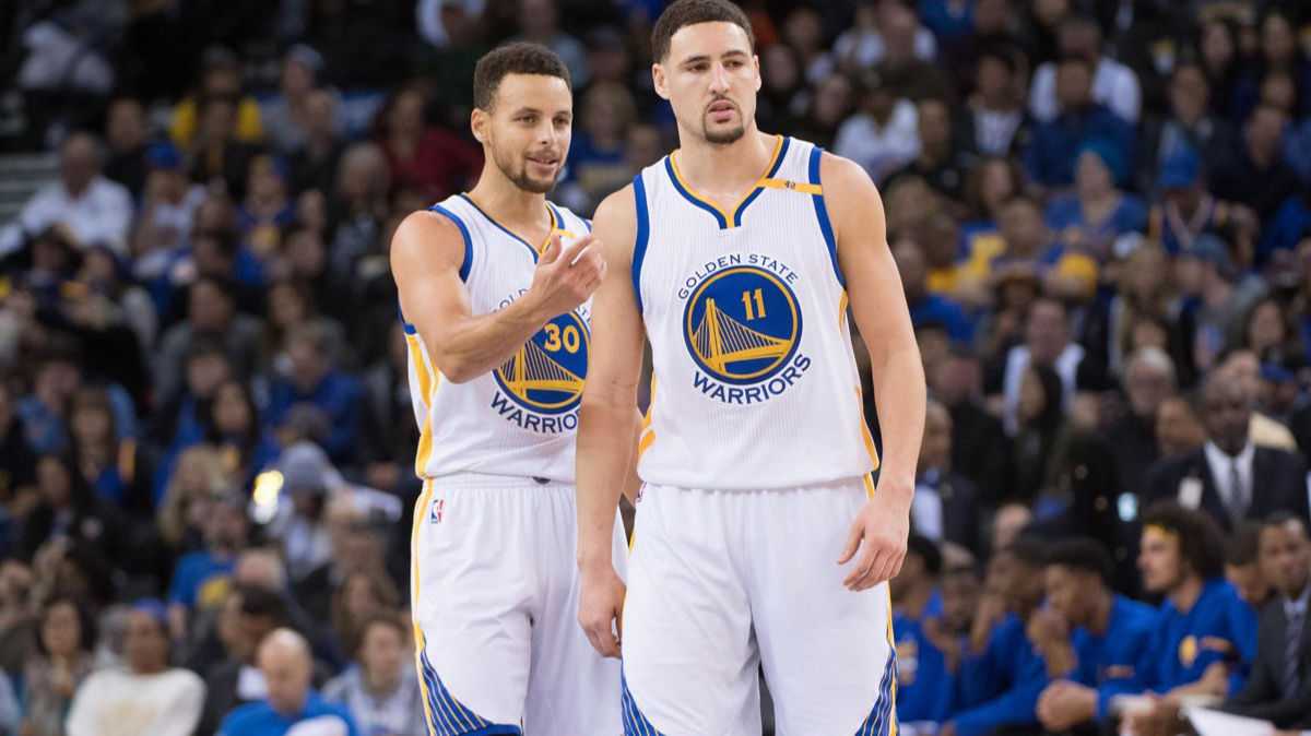 汤普森突破单臂隔扣 库里在板凳席把戏抢了