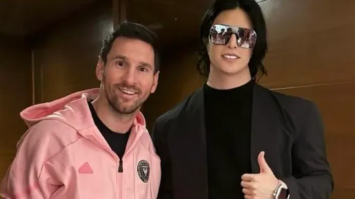 梅西和日本顶级牛郎酒店见面,热情龇牙合影,还送签名球鞋