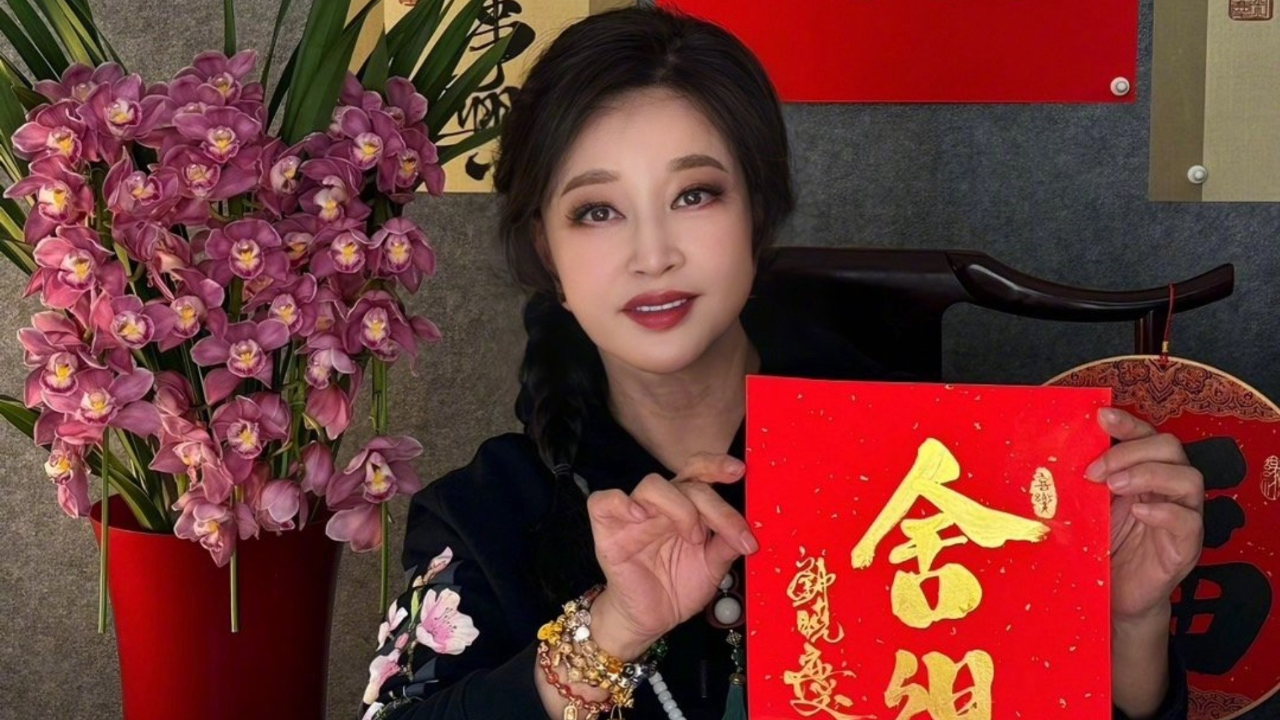 春晚名场面丨第一届春晚太经典,刘晓庆担任主持,独唱两首歌太惊艳