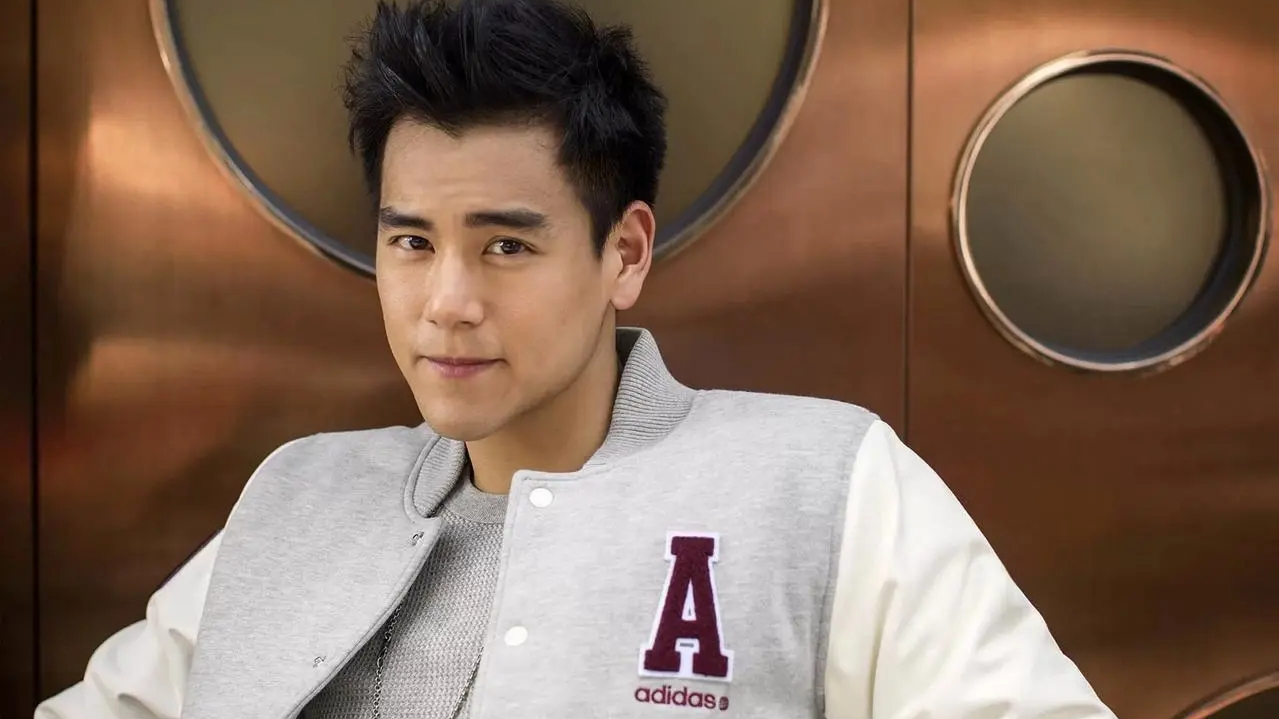 《黄飞鸿》发布会上,彭于晏磕头拜师,洪金宝却大呼后悔了